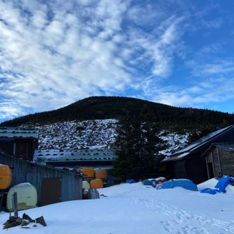 朝〜。
夜は満天の星空。起きたら結露がぜーんぶ凍ってました。ちょっと寒かった。
今日は下山です。