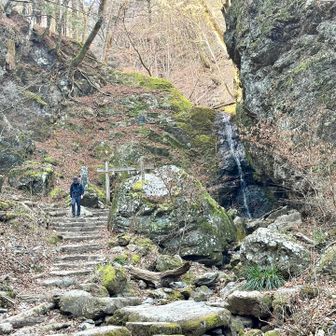 綾広の滝が見えてきた👀