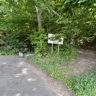 左手は「馬追の名水」、右手は登山口。
２回目のマオイ山ですが、ここからスタートするのは初めてです。

最近、kotoriiさんやわっさんがこのルートを歩いていて、運動不足解消にちょうどいい距離だなぁと思っていました。