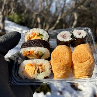 腰を下ろして休憩
問題です。
さて、どれから食べたでしょうか？


正解は↓









右上のシソ巻きでした😁