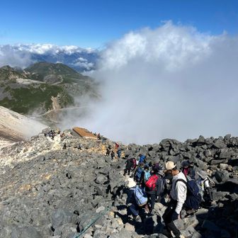 🥹では名残惜しいけど、山頂は大渋滞だったので、順番に下山です🥾