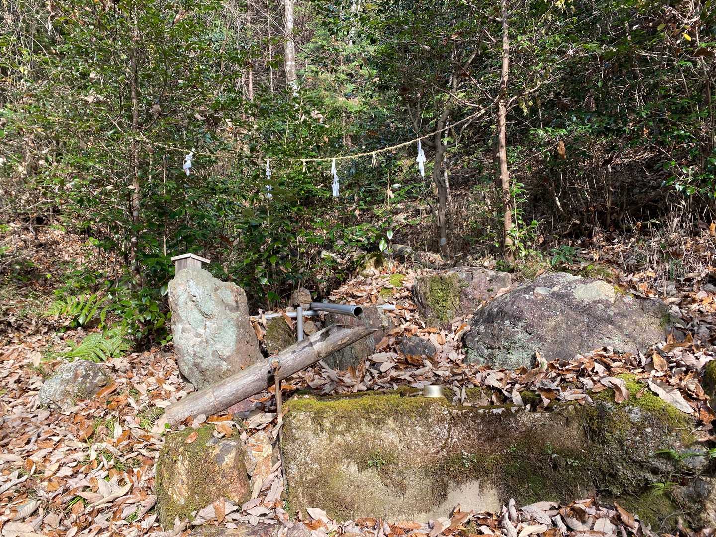 　手水場。百日の日照りにも水が涸れる事がなかったことから、千代の神水「宝泉」と名付けられたそう。