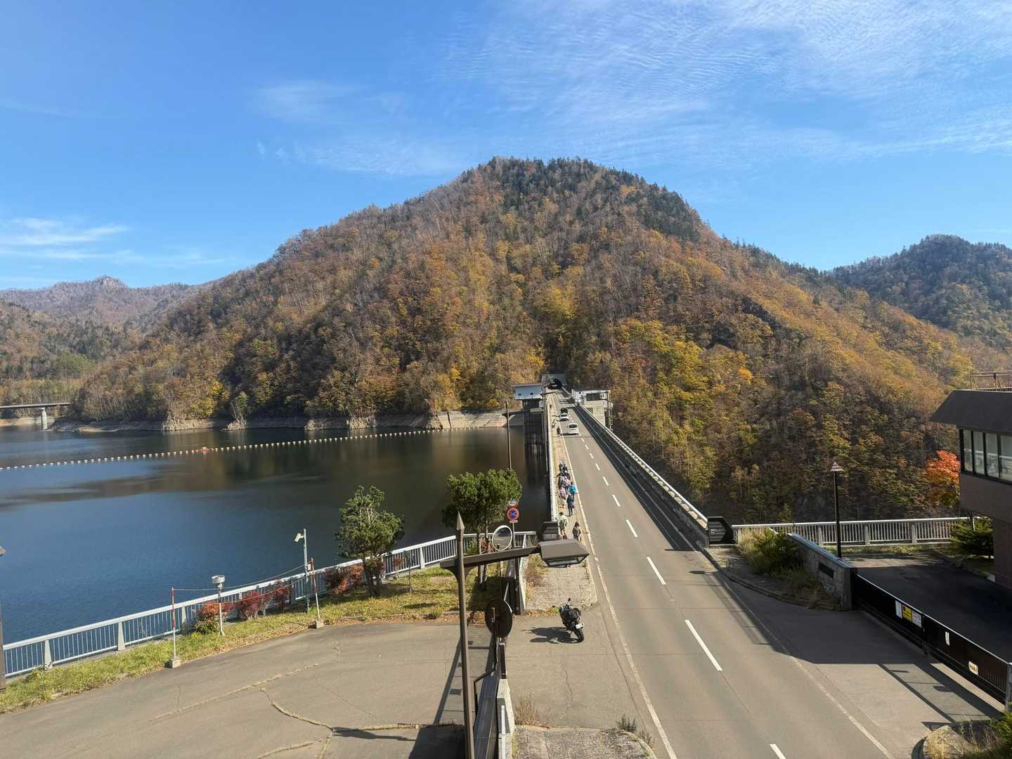 ダムの上は道路だったのね〜