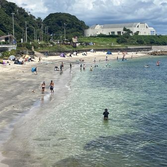 ここたたら浜はとても綺麗🤩
ここだけ人も海も異国の様でした🤭
先に見えてきた建物でひと休みするので頑張って歩いてます。