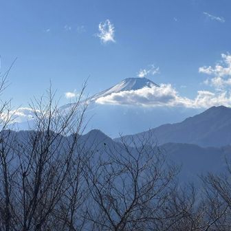 やはり富士山には雲がまとわりついてました