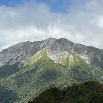 大山！きれい！絶景！
この後、ガスったり抜けたりの繰り返し。
圧巻でした！
写真を撮りまくり、山頂に2時間もいました😅