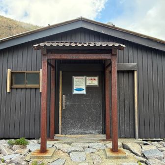 空木岳避難小屋に立ち寄りました。「テント設営禁止」と書かれてます。横に沢が流れていて、そこで水は汲めそうです。