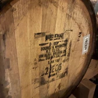 ジンビームの樽を使用したウイスキー作りや、