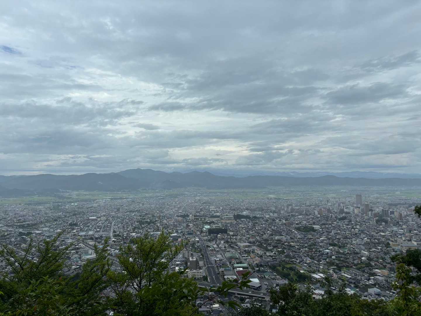 山頂近くの展望の良い場所からの眺め。