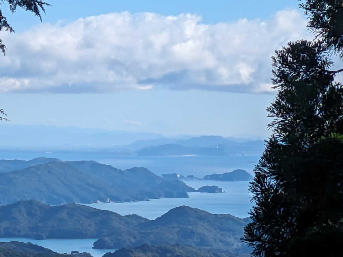 そうです、朝吉展望台で富士山が見れたんです！✌️🗻（答え出すん早やっ😅）
肉眼では見えたんやけど、この写真ではわかりにくいなぁ…😅
ここですみれさん、H小松さんらとお話ししとると…ソラくんとともさんが登ってきました。🤗（残念ながら写真は撮ってません😅最近そんなん多いなぁあんた〜、たるんどるんちゃうか〜🤨お腹が〜😜失礼！👋）

でも、指で広げてアップにしたら見えぇへん？😁