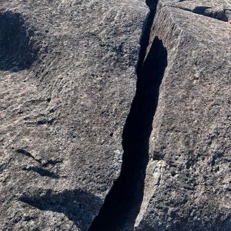 安易なところにスキマ…。
ここに石ころを落としてカランコロンなんですね…知ってましたけどね