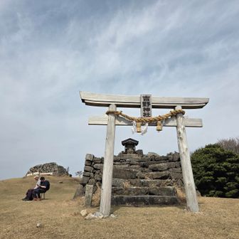 花尾山に到着。
広い山頂は展望が良さそう✨
だけど今日は黄砂の影響なのか白く霞んでます。

男性が2人座っててなんだかほっこり🤭後で見たら小さな可愛いベンチがありました。ルート案内図も味わいがあって愛されてる山だなぁと感じました。