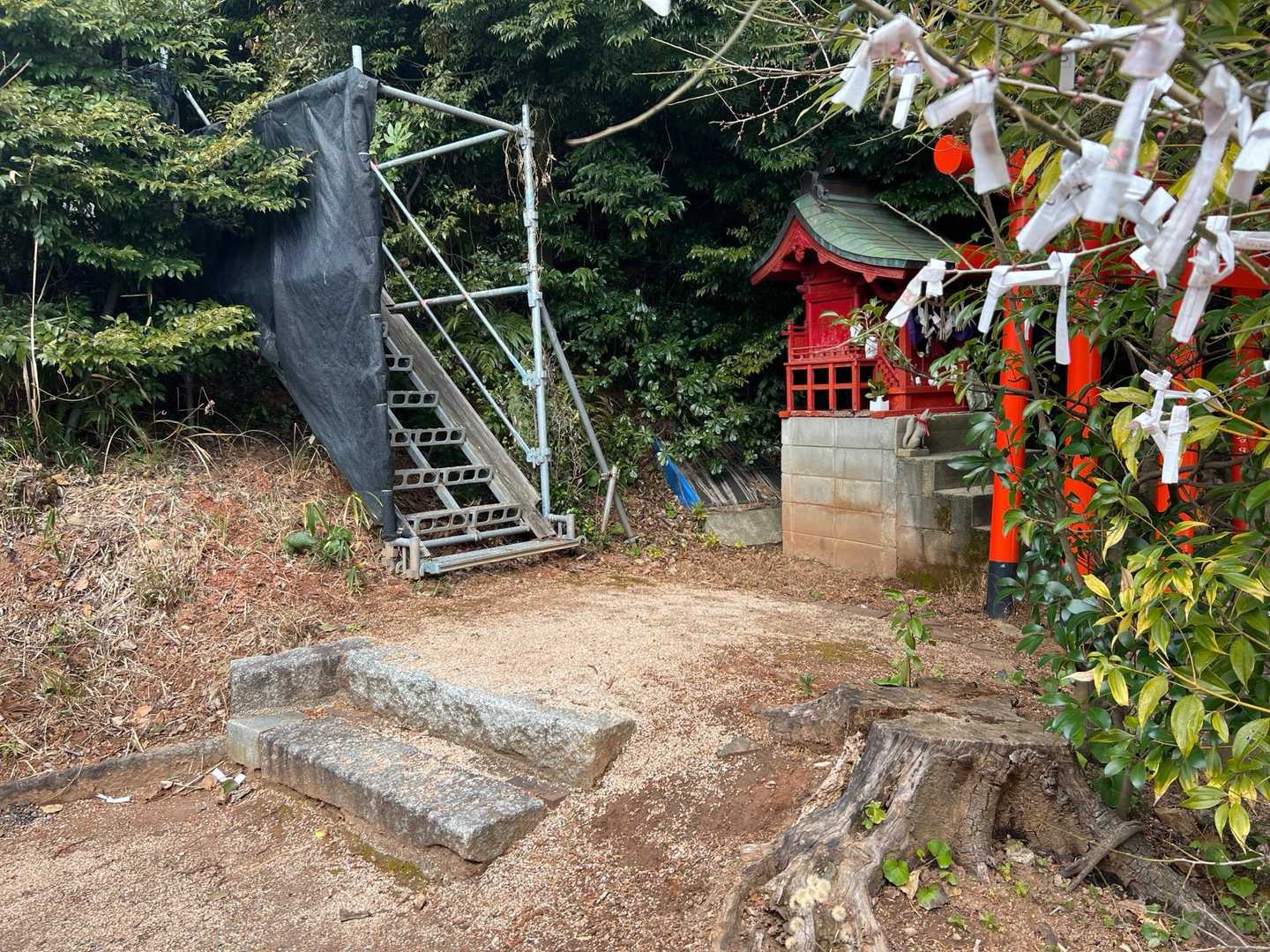 左に行くと階段があります。