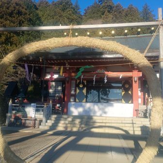 茅萱の輪がありました。お作法が分からず、うろうろした後、とりあえずくぐってみた。
本当は8の字にくぐるの？？（後で調べました…）
てきとーなお作法ではご利益は期待できないかな😅

自分の無病息災は自力で頑張りますので何卒雨をお願いします🙇

