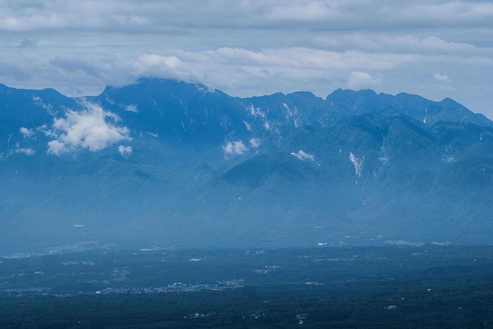 南アルプス側が見えてきました。
山頂近くに白く雪渓のようなものが見えるのが日向山です。