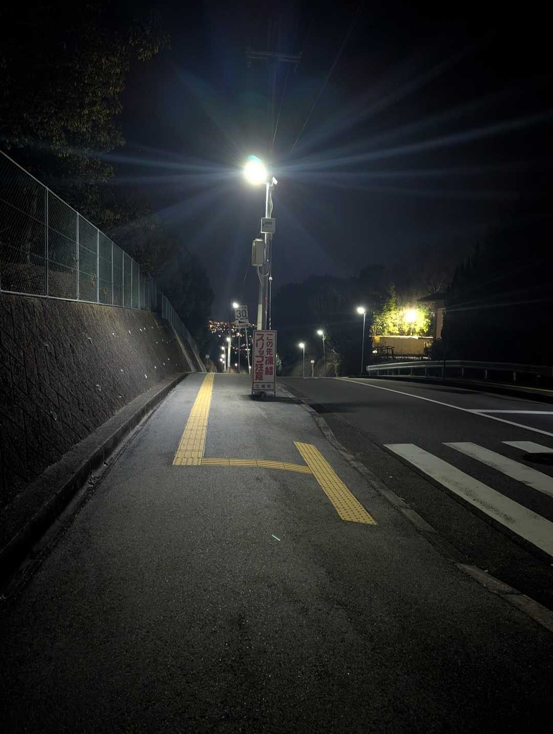 まだ真っ暗…でも外灯があるからこの道は大丈夫☺️