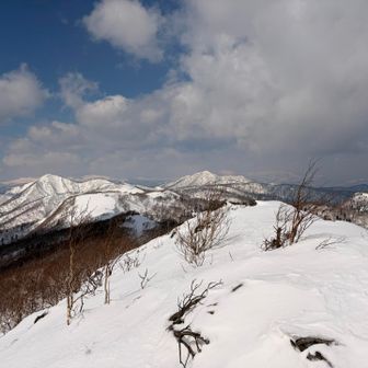 狭薄山の右奥は札幌岳。去年の秋に空沼岳と札幌岳を縦走しました。その時はガスと雨で何も見えなかったのでこの眺望に大感激！