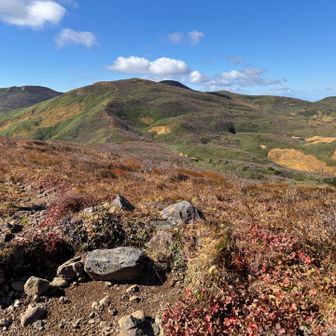 六沢山まで来ると、東焼石、横岳、南本内岳、牛形山などの大パノラマです。
この後の稜線が狭く、強風なので、腰を落として慎重に通過しました。