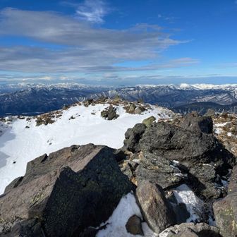 雪を被っている山々