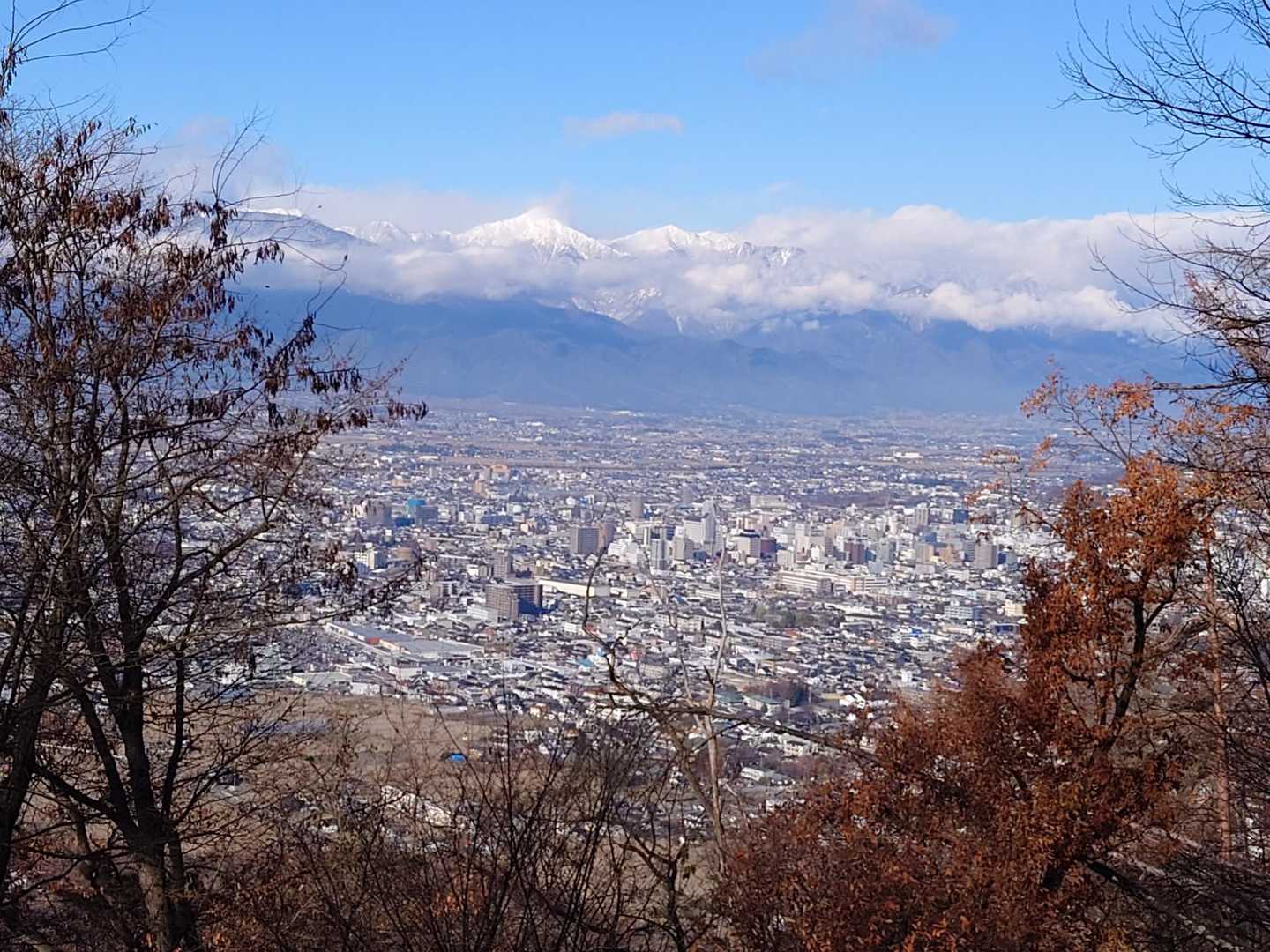 常念と松本の街並み。