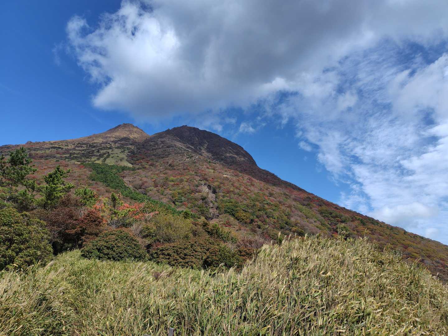 正面登山口コース | 爆裂火口の絶景を目指して。眺めるも美しい豊後富士の写真