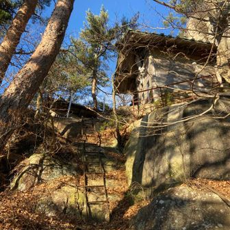 岩場のあちこちに梯子や鎖が整備されていて登山者に優しい😌