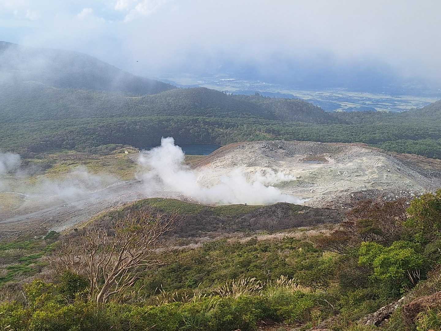 韓国岳 | 爆裂火口と霧島連山のパノラマを一望する百名山の王道コースの写真
