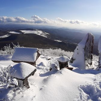 山頂の祠と奇岩