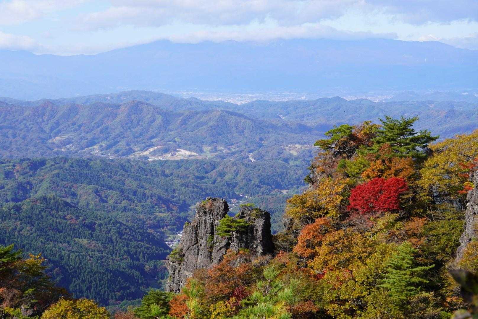 真っ赤な紅葉🍁が目を引く。
奥には安達太良山が見えます