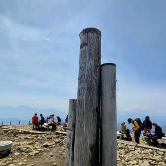 塔ノ岳の山頂標識の上に太陽のハロ。いいことありそう。