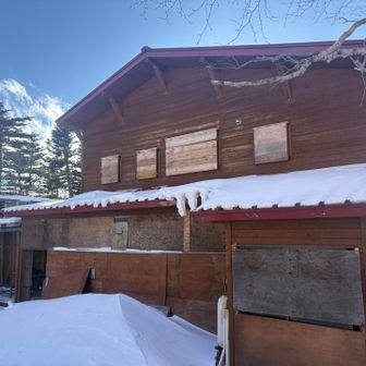 薬師岳小屋に到着
今日の宿泊者は3人だけ
なのにストーブを2個炊いてくれて暖かくてありがたかった🙇‍♀️