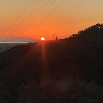 小豆島に沈む夕日にズーム（77㎜）