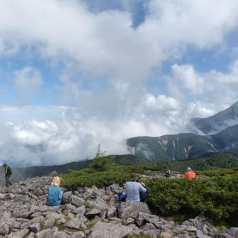 飯くいながら晴れるの待ってみる。