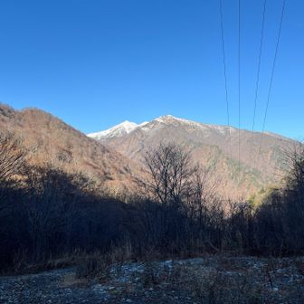 田尻尾根の途中までは雪が残っていましたが、下山するに連れて粘土質の道が露出しています。