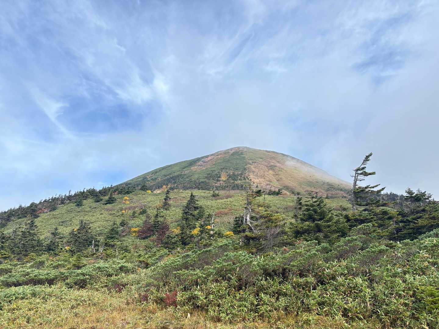 酸ヶ湯温泉から八甲田大岳を登り、広大な高層湿原を歩く王道コースの写真