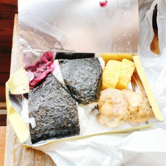 山荘のお弁当でランチ