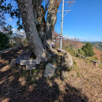 天道塚の山頂です📷眺望が良くベンチが沢山有るので休憩ポイントです☕