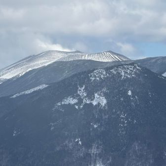 ズーム🤳🏻

浅間山の火口から噴煙が上がっているのが分かります🌋

外輪山のガトーショコラが良い感じ🙆‍♀️