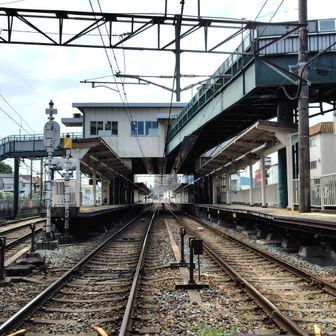 
平野駅を横目に踏切を通過。