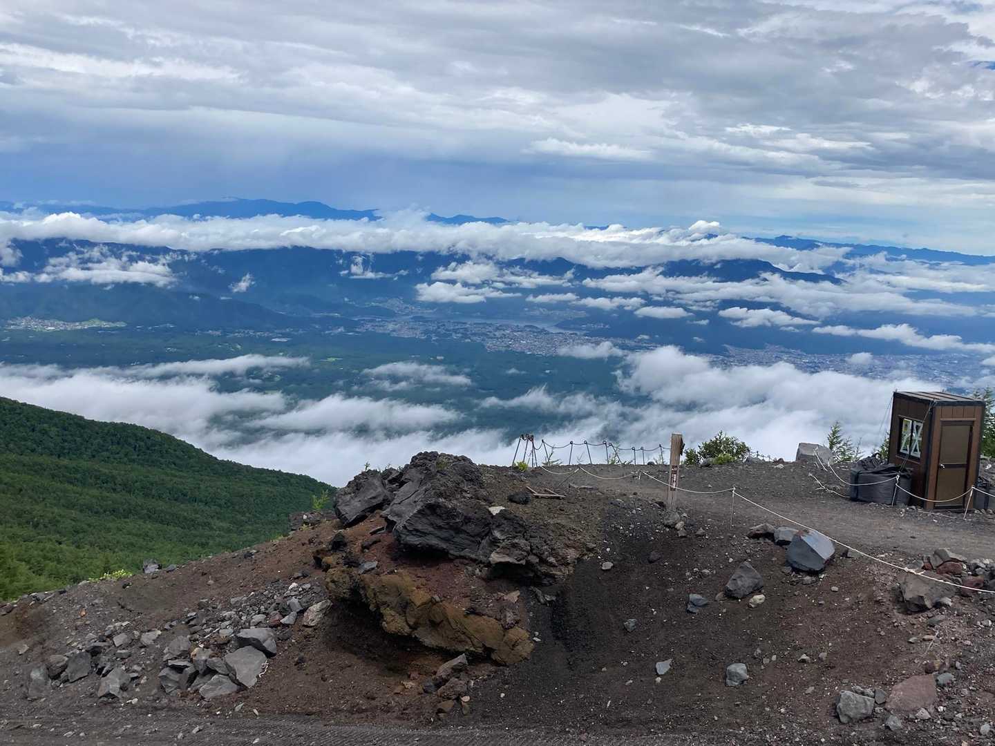 ６合目まで戻ってきました。それでも雲が低いところを流れてる。