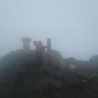 白馬岳・小蓮華山 真っ白、雨風のなか2時間歩きました