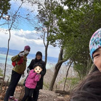 普通のシューズなので、やや滑ったりしますが、無事山頂へ。