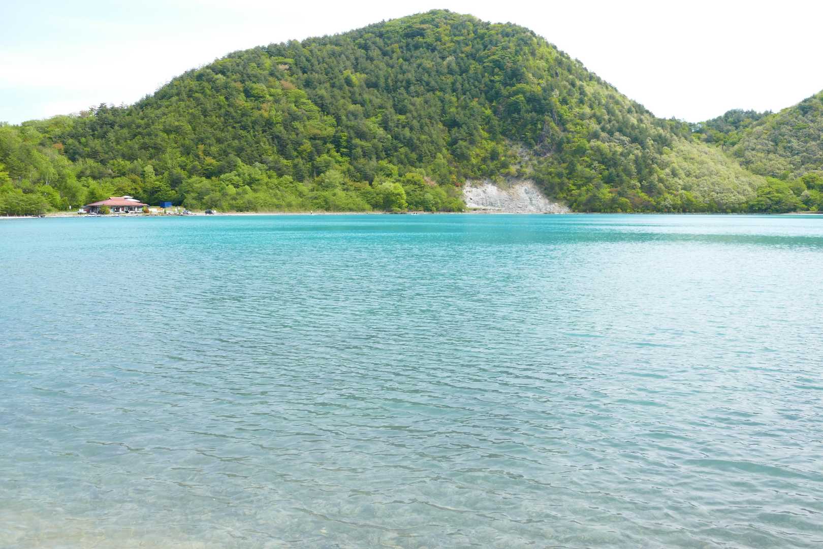 まずは湖畔歩きから。

潟沼はカルデラ湖で日本有数の強酸性湖(ph2.4)だとか😳

子供達に落ちたら一瞬で骨💀になるよって言ったらヒビってました(笑)。