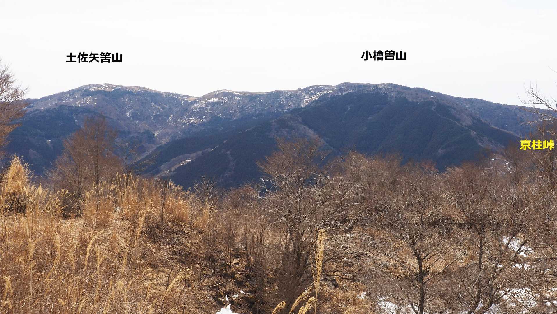 南側は木があって展望はいまいち
写真は登山口付近からのものですが、景色はほぼ同じ
土佐矢筈、小檜曽などが見えます
