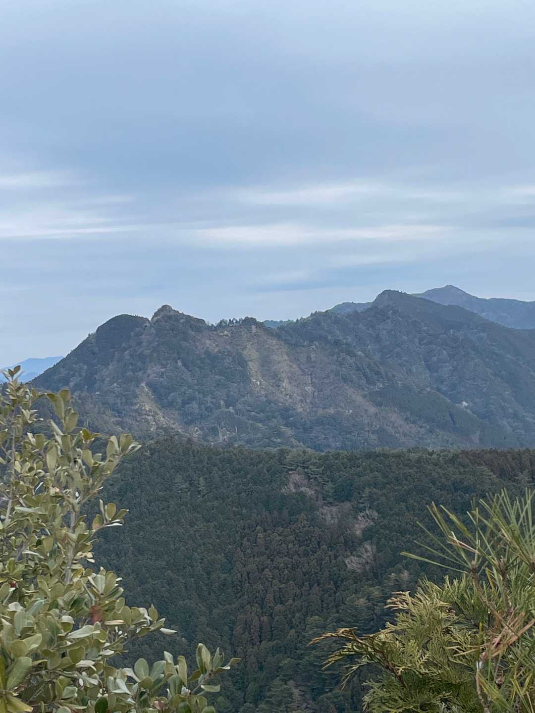 越えてきた三森山と百間山