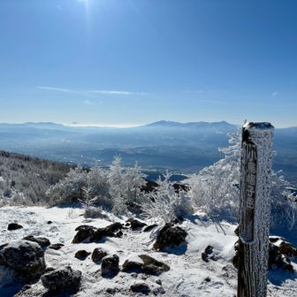 小烏帽子岳着。遠くに富士山→八ヶ岳