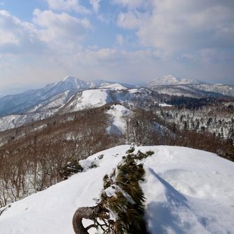 今日歩いた稜線を振り返る