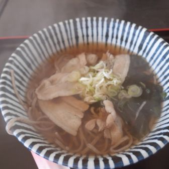 顔振峠の平九郎茶屋で肉そば食べました。顔振峠は開けていて景色が良いです。