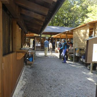 嘉門次小屋。
岩魚を食べるつもりが、誘惑に負け徳澤園でカレーを食べてしまった…