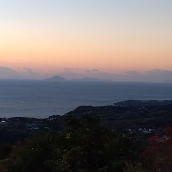 その奥の島も見える🫡
日の出まであと少しなので、待機します